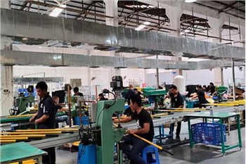 Az orrszarvúk felszerelést adnak, hogy megbirkózzanak a csúcstermeléssel