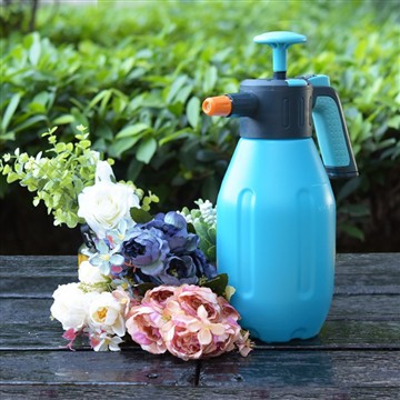 A kertem hidratálása: egy nap a megbízható locsolókannámmal